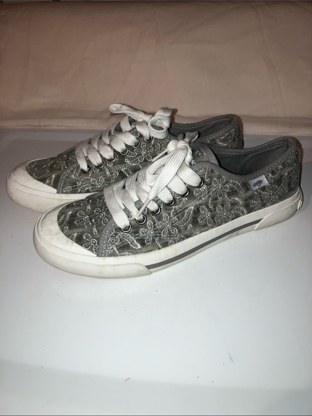 Rocket Dog grey lace overlay top-low women’s sneakers